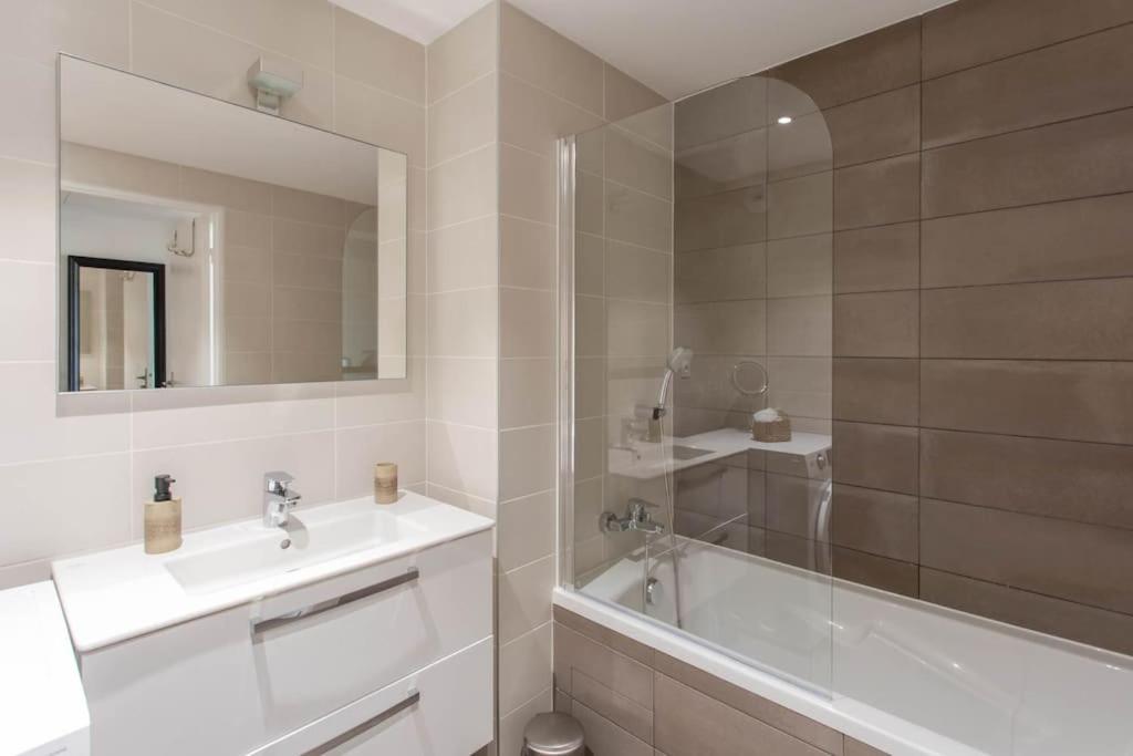 A7- 2 Bdr Sea & Mountain View - Ac, Parking, Pool & Terrace Apartment อองทีบส์ ภายนอก รูปภาพ