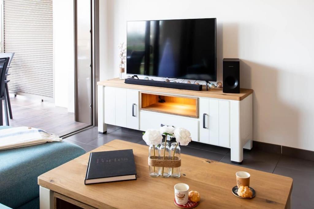 A7- 2 Bdr Sea & Mountain View - Ac, Parking, Pool & Terrace Apartment อองทีบส์ ภายนอก รูปภาพ